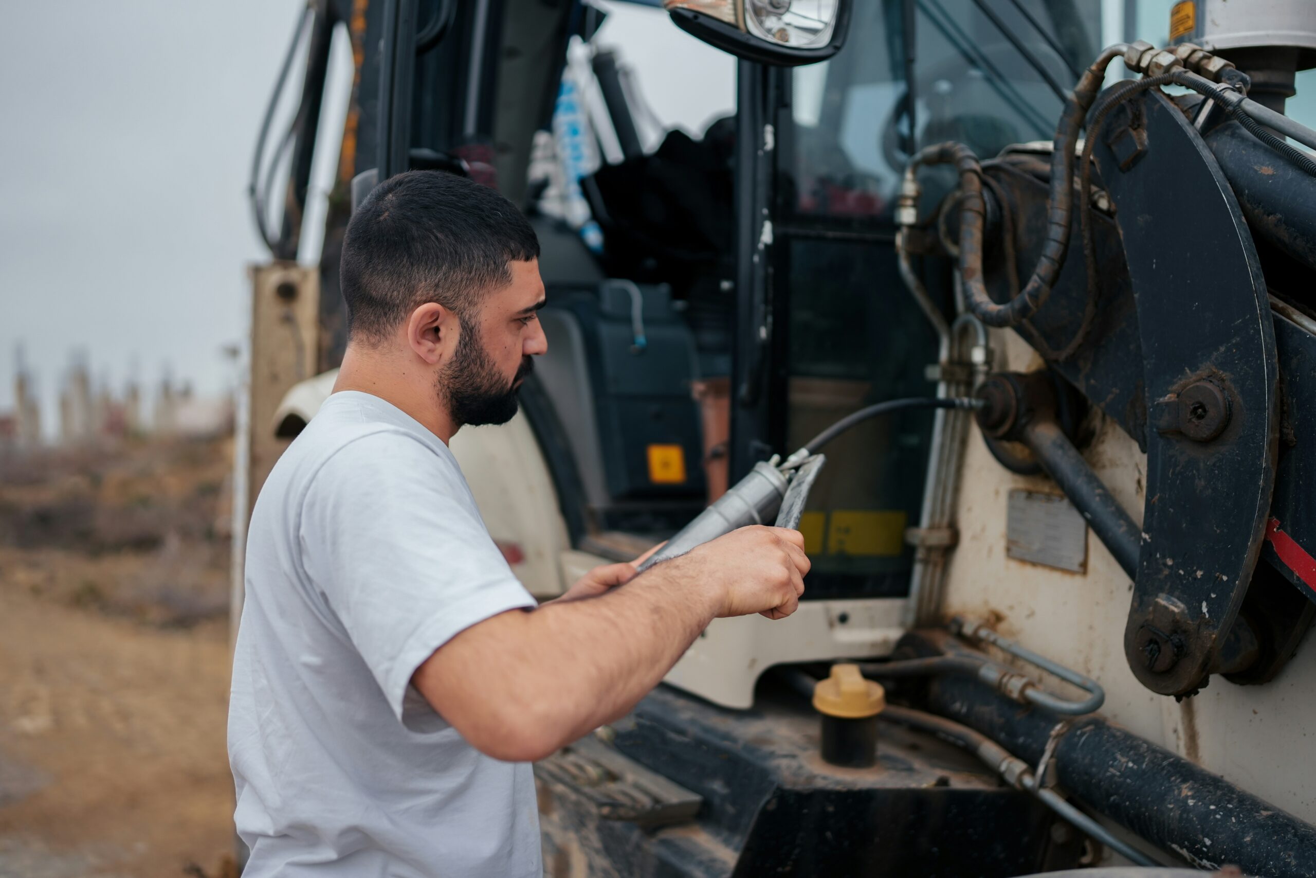 Lubricación preventiva diaria en camiones: verificación de niveles y fugas
